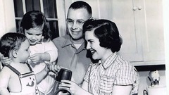 バフェット氏は１９５２年に最初の妻、スーザン氏と結婚し、３人の子どもをもうけた
