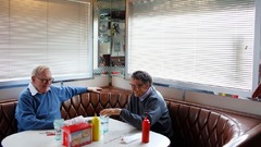 オマハのレストランで一緒に食事を楽しむバフェット氏とマイクロソフトのビル・ゲイツ会長＝２０１０年