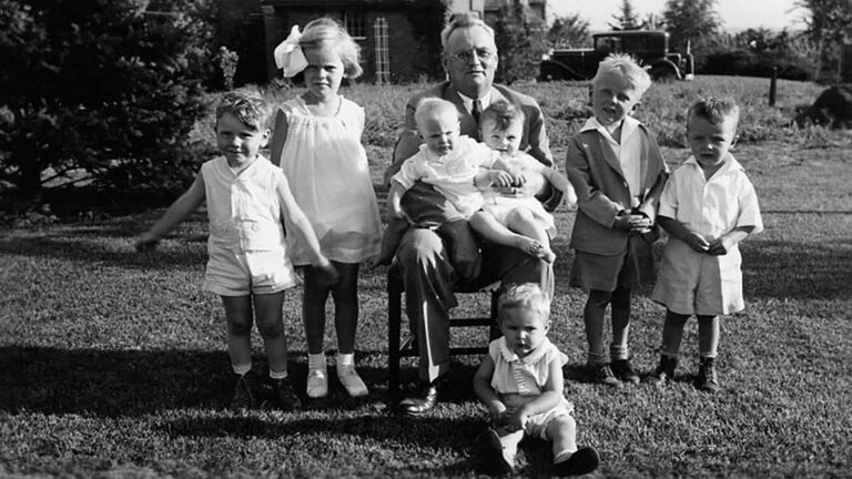 幼い頃のバフェット氏（左）。祖父やいとこ、2人の姉妹と一緒に写っている/Courtesy of Susie Buffett