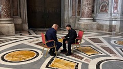 バチカンで直接会談を行った米国のトランプ大統領（左）とウクライナのゼレンスキー大統領＝４月