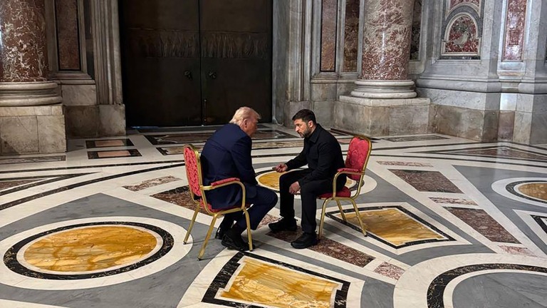 バチカンで直接会談を行った米国のトランプ大統領（左）とウクライナのゼレンスキー大統領＝４月/Ukrainian Presidential Press Office/AP
