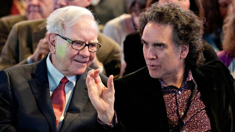 株主総会の開始前に息子のピーター氏と会話するバフェット氏＝２０１１年/Daniel Acker/Bloomberg/Getty Images
