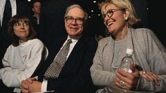 バークシャー・ハサウェイの年次株主総会に出席するバフェット氏。左は娘、右は妻。妻は２００４年に死去した