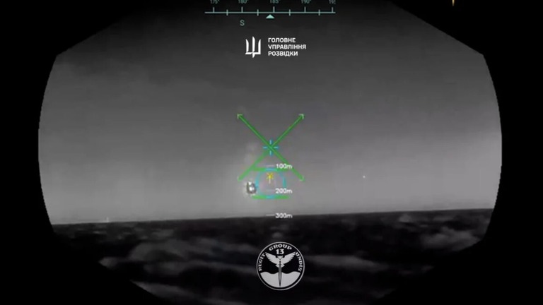 ウクライナ国防相情報総局の映像のスクリーンショット。ロシアのＳｕ３０戦闘機が黒海上空でウクライナの無人艇「マグラ」によって撃墜される場面という/Defense Intelligence of Ukraine