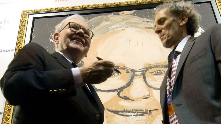 マイケル・イスラエル氏が描いた自身の肖像画の前に立つバフェット氏＝２００８年/Chris Machian/Bloomberg/Getty Images