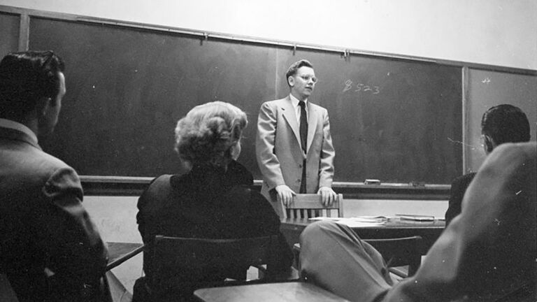 ネブラスカ大学オマハ校で教鞭（きょうべん）を取るバフェット氏/Courtesy of Susie Buffett