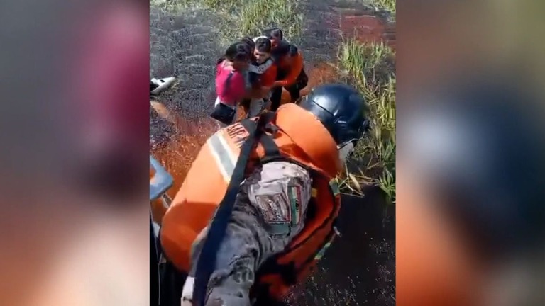 国防省が公開した救出時の動画のひとコマ/Bolivian Defense Ministry