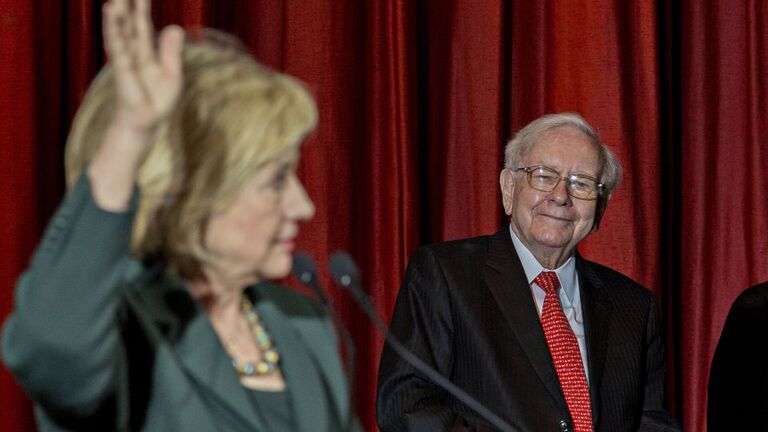 米大統領候補ヒラリー・クリントン氏の演説に耳を傾けるバフェット氏＝２０１５年/Daniel Acker/Bloomberg/Getty Images