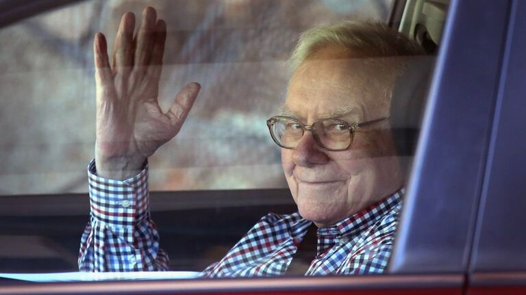 アイダホ州サンバレーでの会合に到着したバフェット氏＝２０１４年/Scott Olson/Getty Images