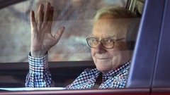 アイダホ州サンバレーでの会合に到着したバフェット氏＝２０１４年
