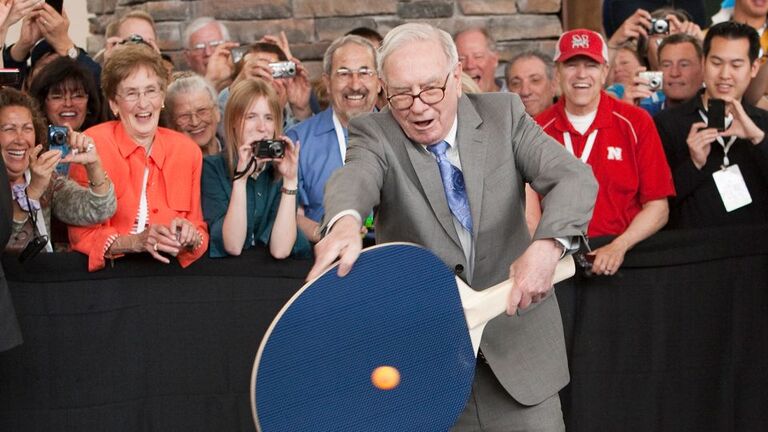 大型ラケットで卓球をプレーするバフェット氏＝２０１０年/Nati Harnik/AP