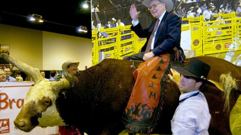 バークシャーの年次会合で模擬の雄牛の上に座るバフェット氏＝２００６年/Chris Machian/Bloomberg/Getty Images