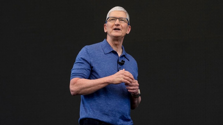 米アップルのティム・クック最高経営責任者（ＣＥＯ）。「トランプ関税」が約９億ドル（約１３００億円）のコスト増加につながる可能性があると明らかにした/Jeff Chiu/AP