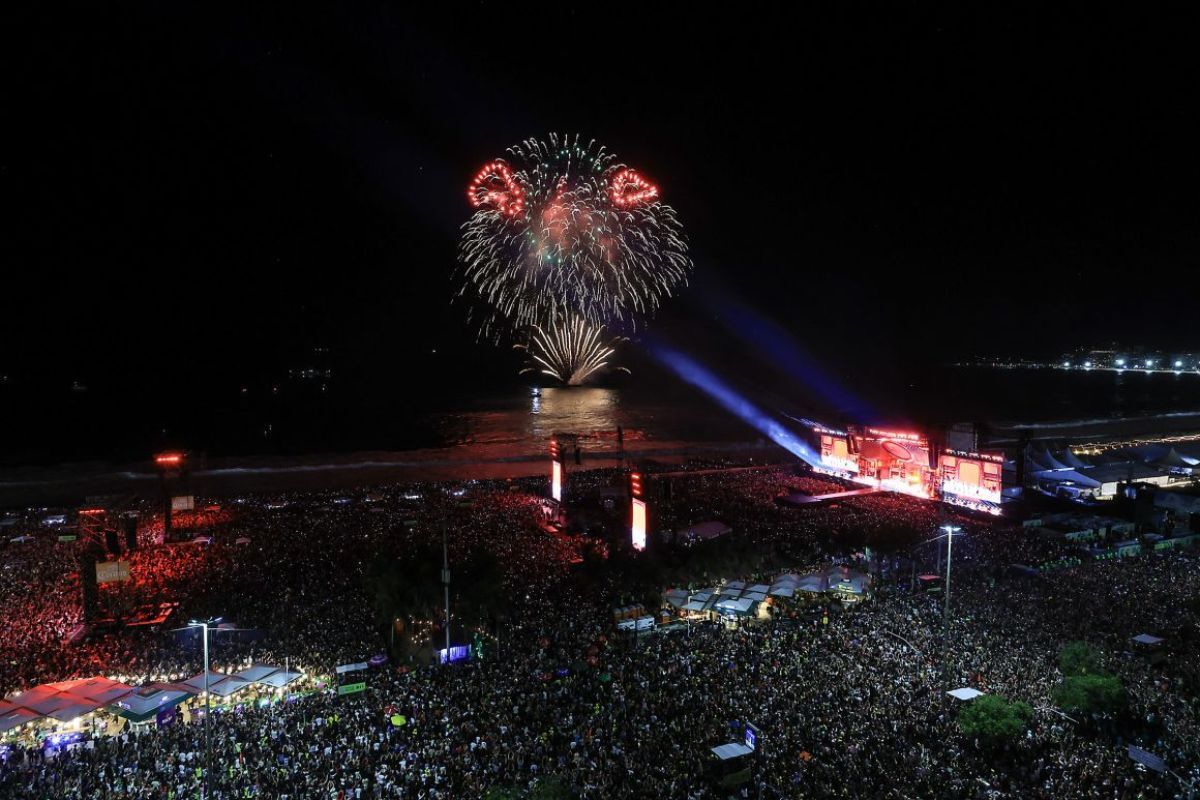 コンサート会場の上空に打ち上げられた花火/Buda Mendes/Getty Images