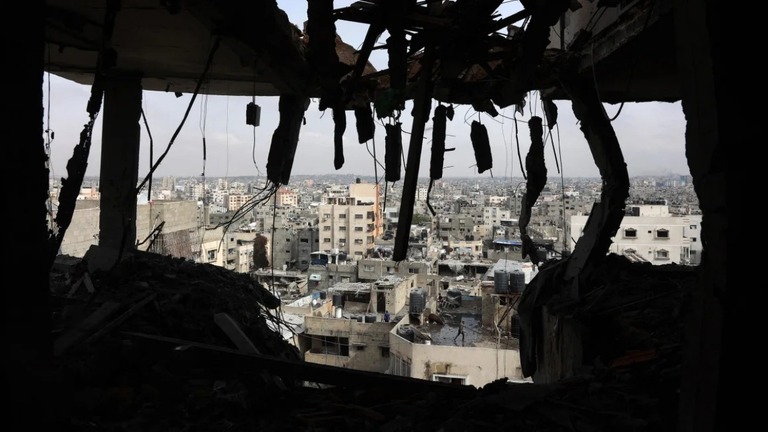 イスラエルの攻撃を受けた住居から見える景色＝４月２４日、ガザ市/Omar Al-Qatta/AFP/Getty Images