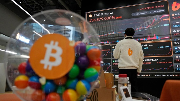 韓国ソウルにある暗号通貨交換所で価格の推移を示すディスプレー/Ahn Young-joon/AP