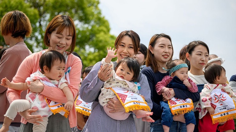 浅草寺の「泣き相撲」に参加するため集まった親子ら＝４月、東京/Philip Fong/AFP/Getty Images