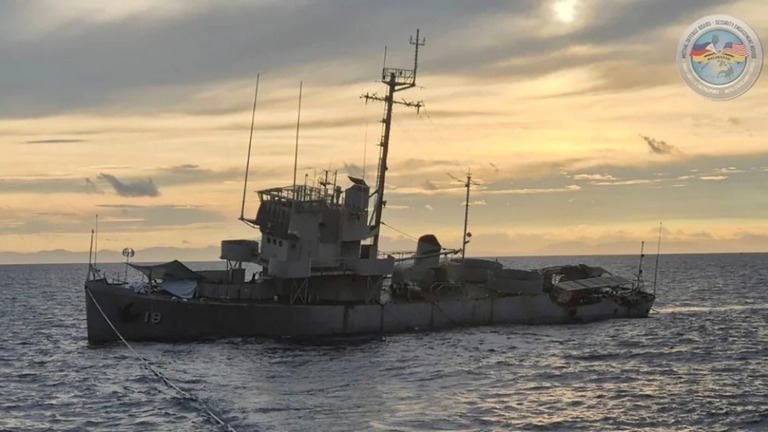米比合同軍事演習を前に浸水する退役軍艦船「ブラトルボロ」＝５日/Armed Forces of the Philippines PAO/AP