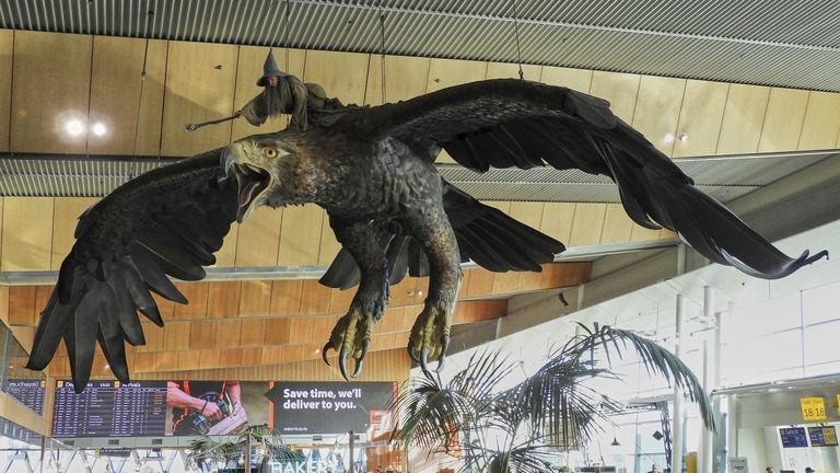 空港のフードコートに飾られた巨大な彫刻＝ニュージーランドのウェリントン空港