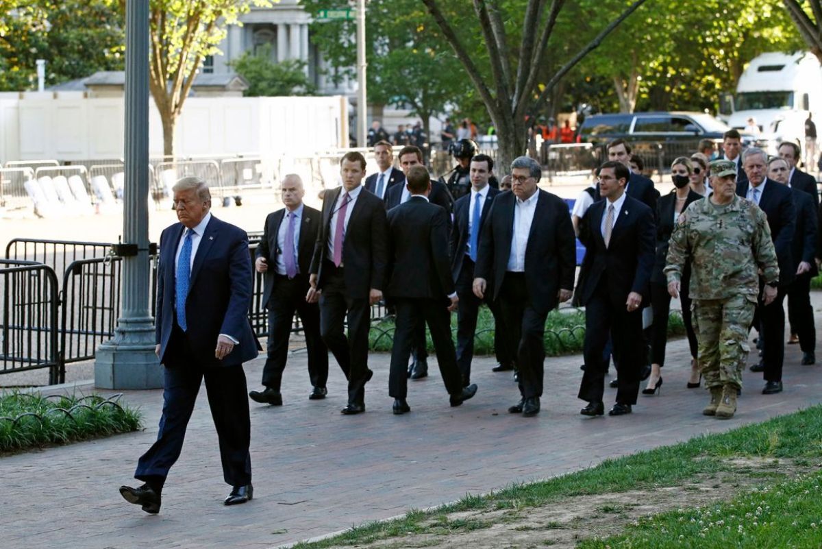 セント・ジョーンズ教会へ向かってラファイエット広場を移動するトランプ大統領ら=2020年6月/Patrick Semansky/AP