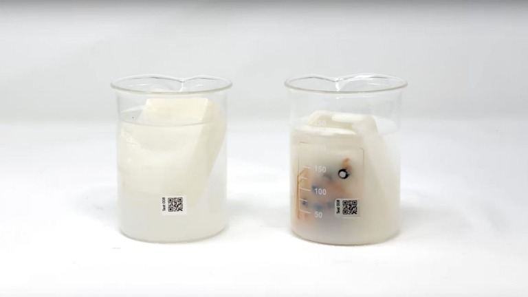 新たなタイプのプラスチック製外装「アクアフェード」は水に入れて約６時間で溶解する/Aquafade