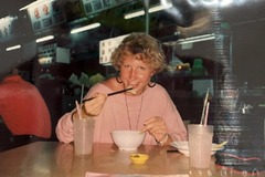 ３０年前に撮影された母の旅行写真、娘がフィルムカメラで再現