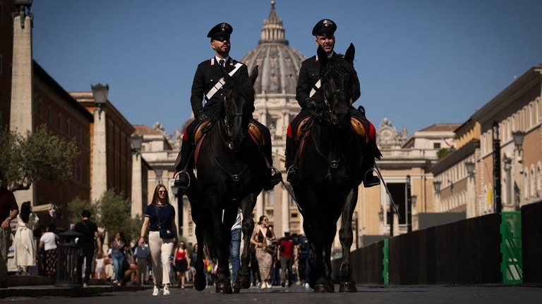 サンピエトロ広場の周辺をパトロールする警官＝１日/Tiziana Fabi/AFP/Getty Images