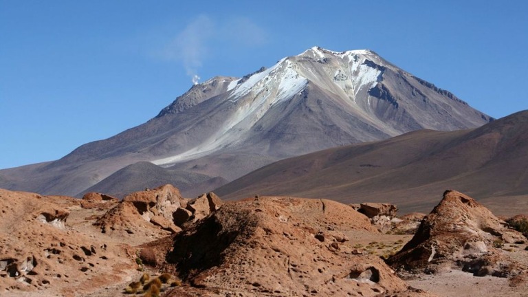 南米ボリビアのウトゥルンク山。研究チームが、変形などの活動を調べ、火山が休眠状態から覚めつつある兆候なのかどうかを探った/Michael Sayles/Alamy Stock Photo
