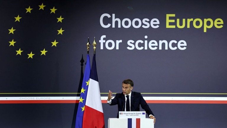 ソルボンヌ大のイベントで演説するマクロン大統領＝５日、フランス・パリ/Gonzalo Fuentes/Reuters
