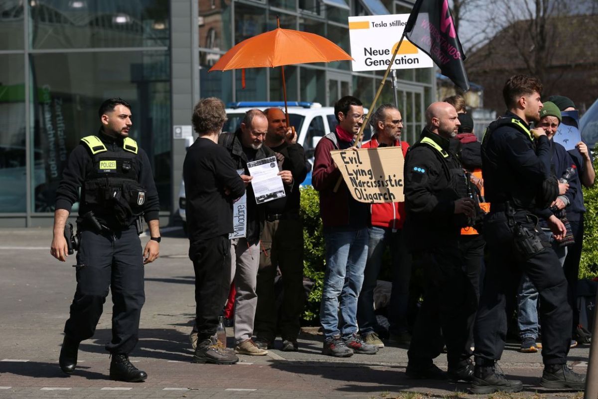 テスラのショールームの外で抗議デモを行う人たち=独ベルリン/Maryam Majd/Getty Images