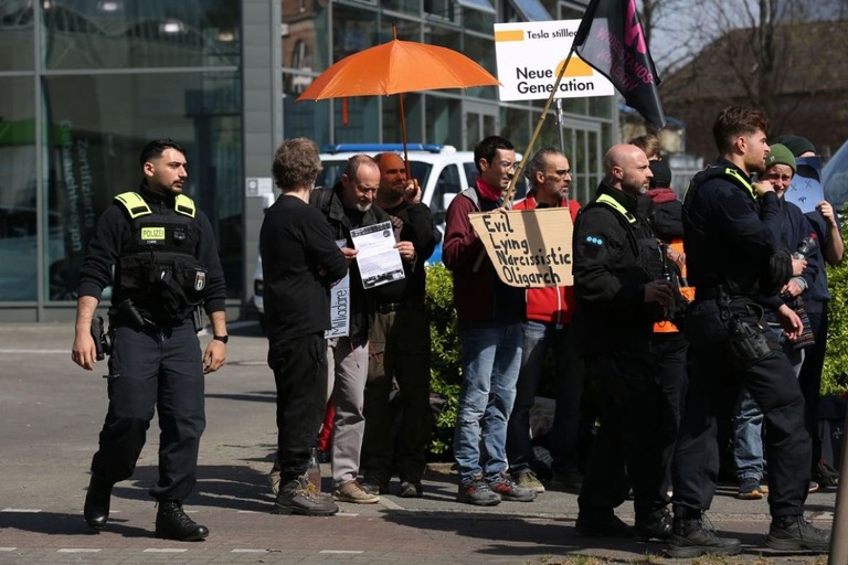 テスラのショールームの外で抗議デモを行う人たち＝独ベルリン/Maryam Majd/Getty Images