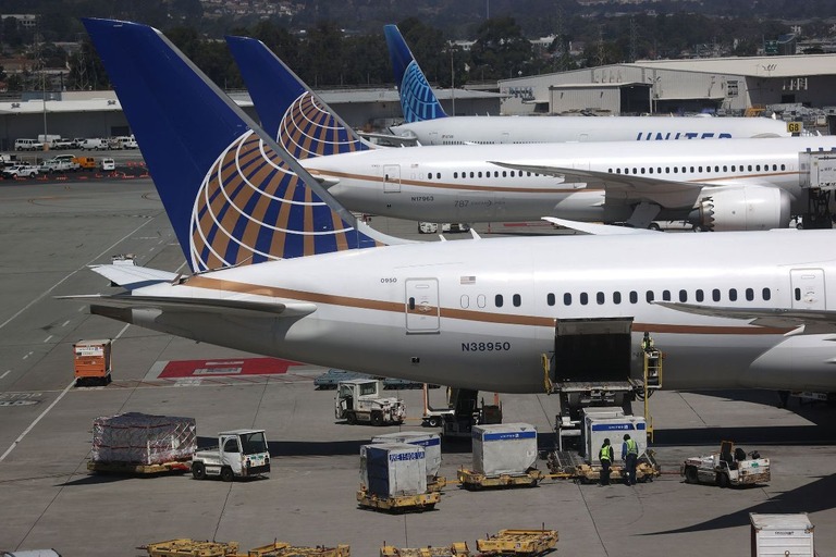 米サンフランシスコの空港で、出発しようとしていたユナイテッド機同士が接触して両機の翼の先端が脱落した/Justin Sullivan/Getty Images/File via CNN Newsource