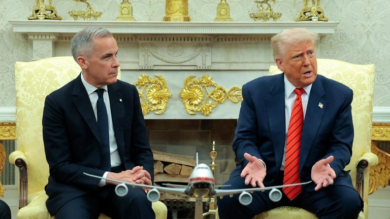 ホワイトハウスの大統領執務室で会談を行うトランプ米大統領とカナダのカーニー首相＝６日/Anna Moneymaker/Getty Images