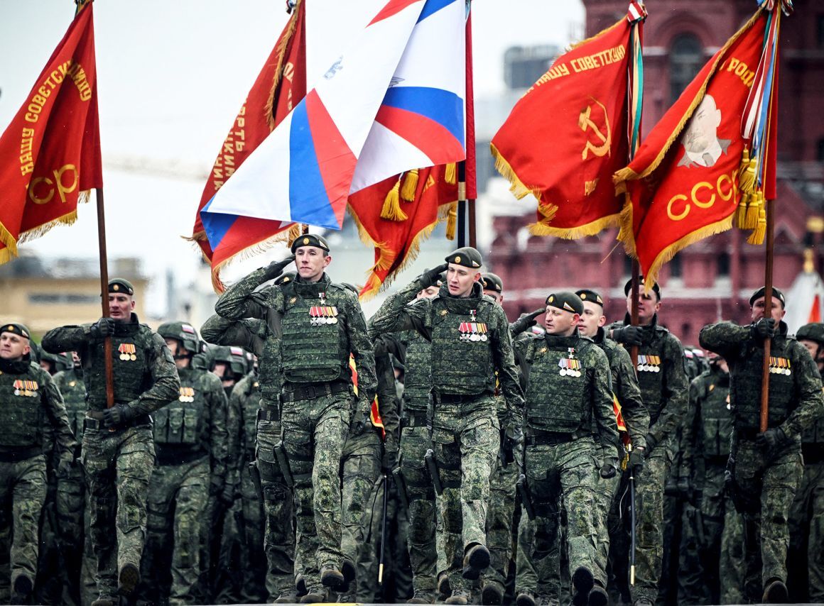 戦勝記念日にあわせて「赤の広場」を行進するロシア軍の兵士=2024年/Alexander Nemenov/AFP/Getty Images