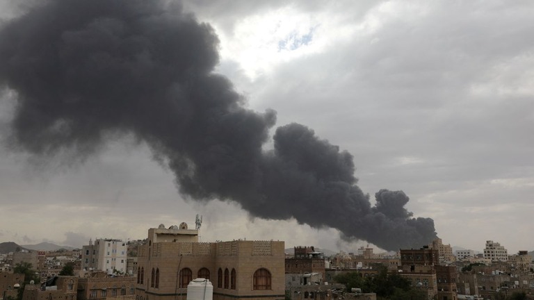 イスラエル軍による空爆後、上空に立ち上る煙＝６日、イエメン首都サヌア/Khaled Abdullah/Reuters