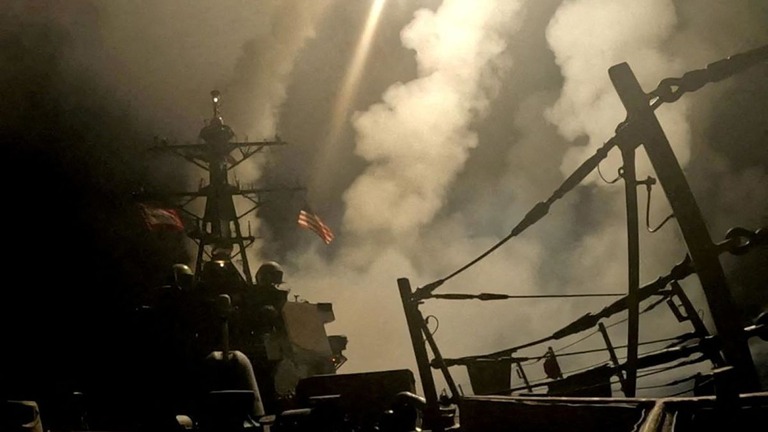 イエメンの反政府武装組織フーシに対する攻撃を実施する米海軍の艦艇＝３月/US Central Command/Handout/Reuters