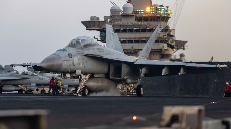 離陸の準備をするＦ／Ａ１８戦闘機「スーパーホーネット」＝２日/US Navy/File