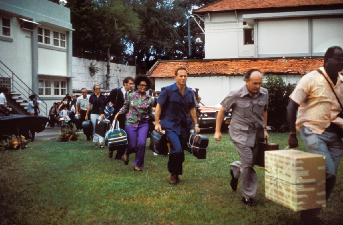 米大使館の敷地内で米海兵隊のヘリに乗り込む避難民=1975年4月30日/Nik Wheeler/Corbis Historical/Getty Images