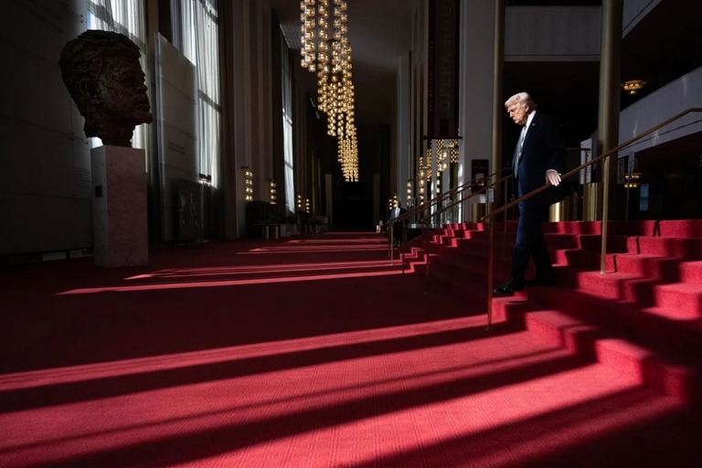 ケネディセンターのホールを歩くトランプ米大統領＝３月１７日/Jim Watson/AFP/Getty Images