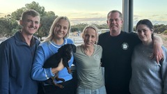 大自然の中で５４０日生き延びた小型犬、飼い主と涙の再会　豪