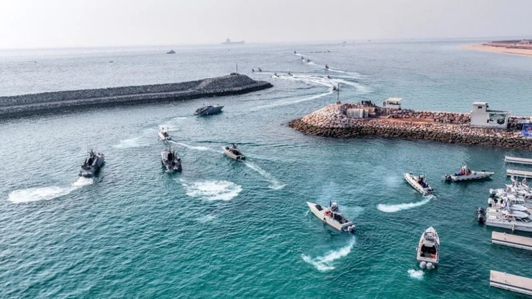 イスラム革命防衛隊が公開したペルシャ湾での演習の様子＝２０２３年８月/Sepahnews/AP