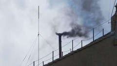 礼拝堂上空に黒煙、８日午前の投票でも新教皇決まらず　コンクラーベ