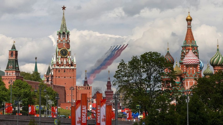 モスクワでロシア国旗の色の煙を噴射するジェット機。戦勝記念日のリハーサルの風景/Shamil Zhumatov/Reuters