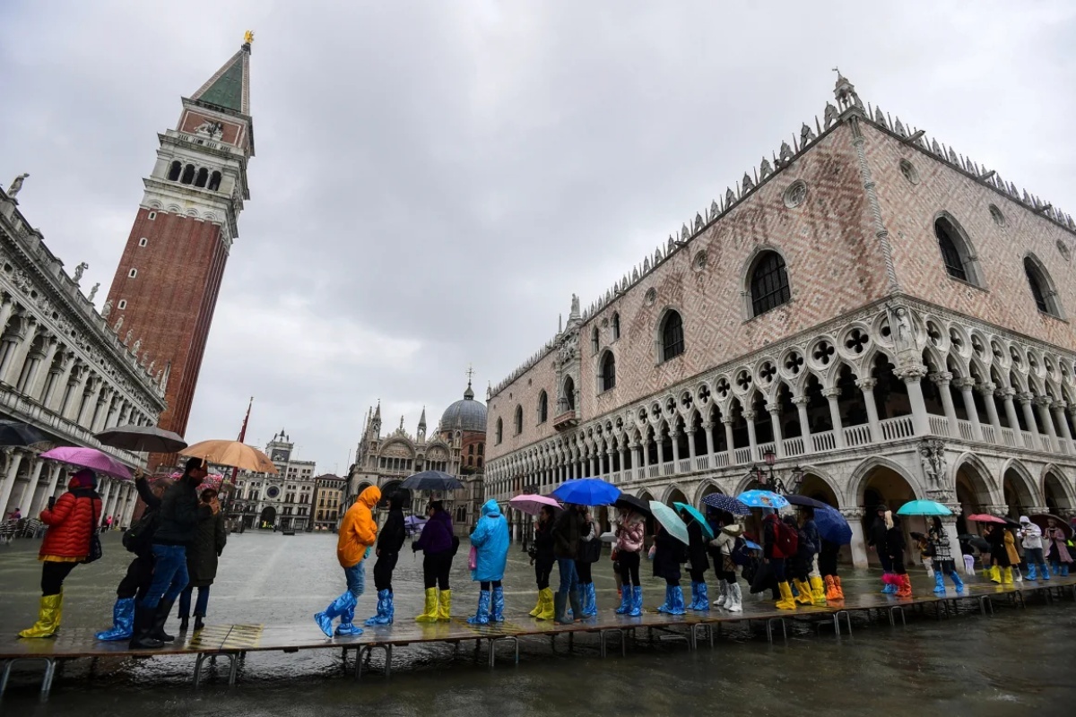 水しぶきを楽しむ観光客。しかし高潮は街に壊滅的な被害をもたらす/Miguel Medina/AFP/Getty Images