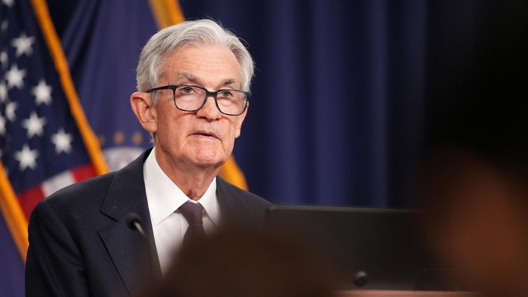 記者会見に臨む米連邦準備制度理事会（ＦＲＢ）のパウエル議長＝７日/Andrew Harnik/Getty Images