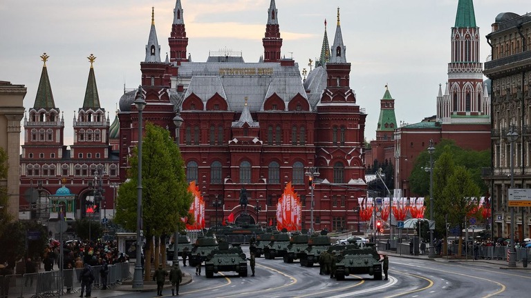 軍事パレードのリハーサルでクレムリン近くを走行する戦車＝４月２９日、ロシア首都モスクワ/Evgenia Novozhenina/Reuters/File