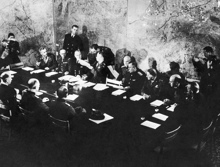 １９４５年５月７日、仏ランスの校舎に集まったドイツと連合国の代表を写した資料写真/Morse/AP