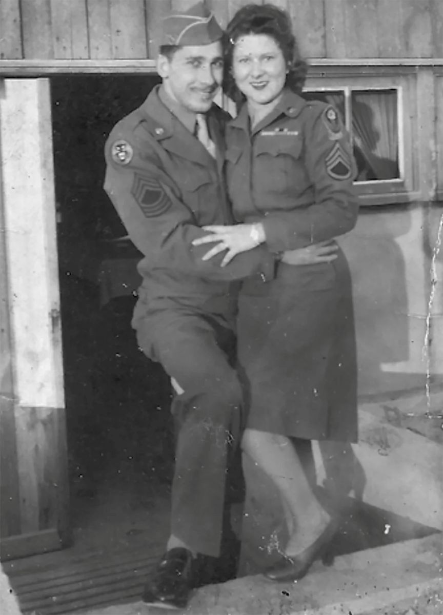 米軍内で知り合い、結婚したグラジアーノさんと妻のボビーさん。ドイツが降伏した後、パリへ新婚旅行に出かけた/Courtesy Graziano family