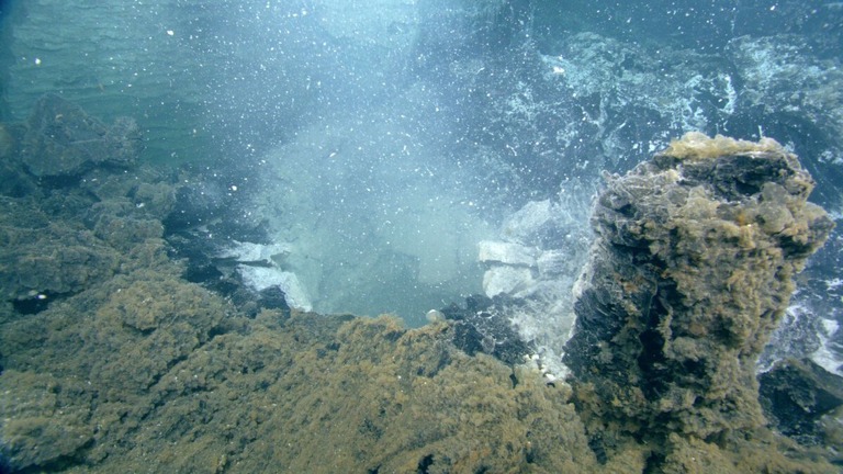 微生物から生じた白い雲が海底から湧き上がる様子/UW/NSF-OOI/CSSF-ROPOS via CNN Newsource