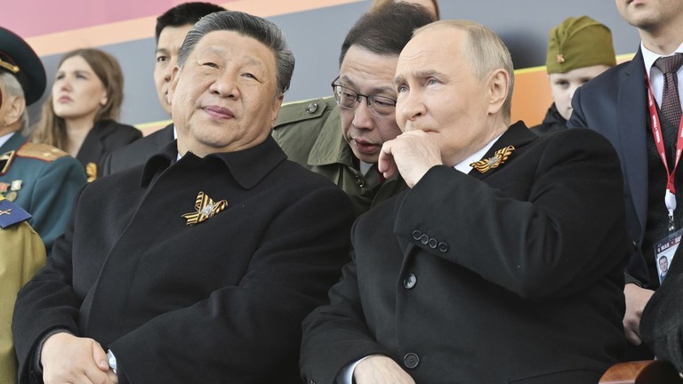 ロシア戦勝記念日の軍事パレードを観覧するプーチン大統領（右）と習近平国家主席/Mikhail Korytov/RIA Novosti/AP